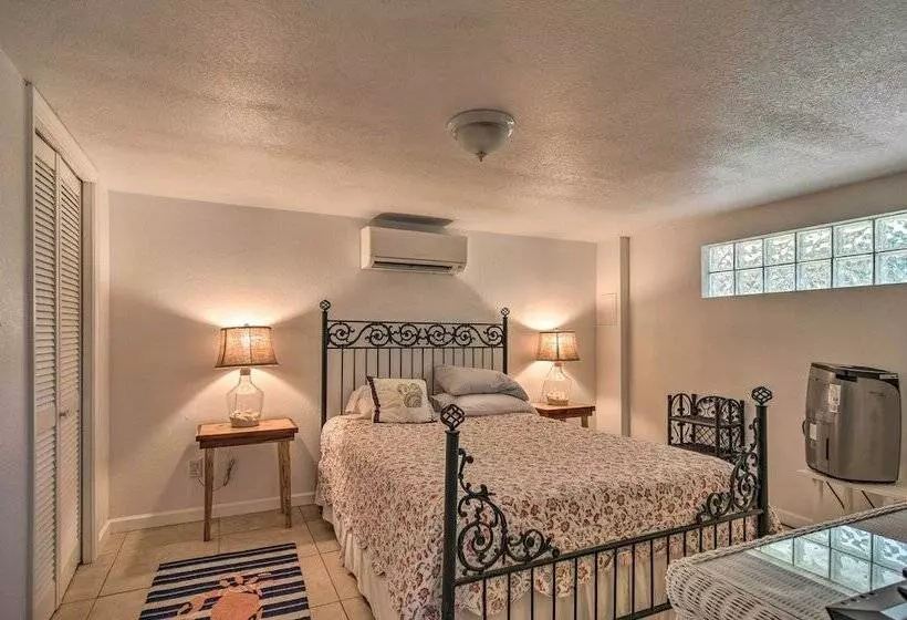 Beachfront Indian Rocks Escape W/ Ocean View Deck!