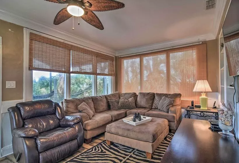 Beachfront Indian Rocks Escape W/ Ocean View Deck!