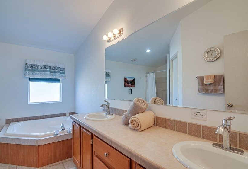 Big Water Home W/ Deck ~ 13 Mi To Lake Powell!