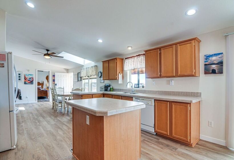 Big Water Home W/ Deck ~ 13 Mi To Lake Powell!