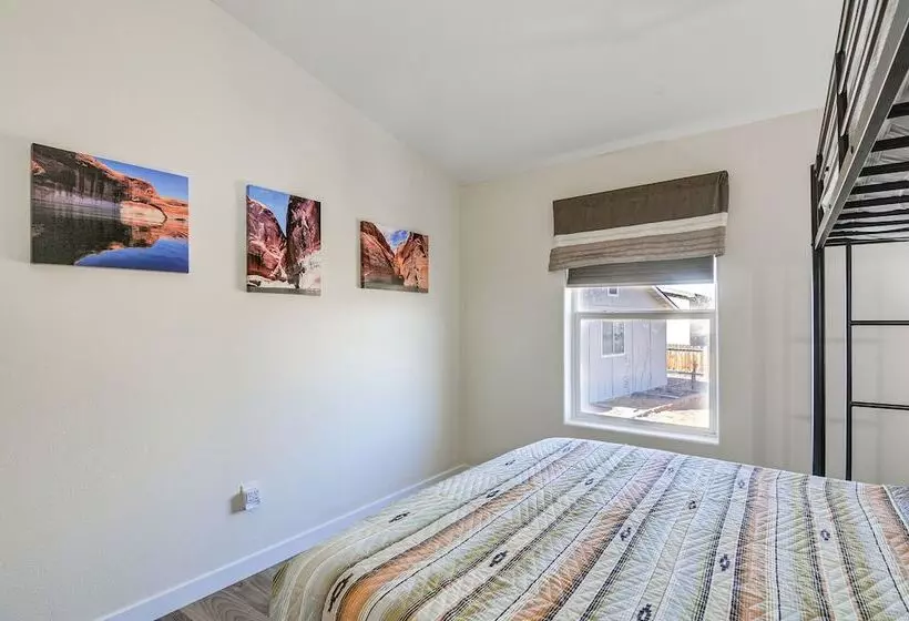 Big Water Home W/ Deck ~ 13 Mi To Lake Powell!