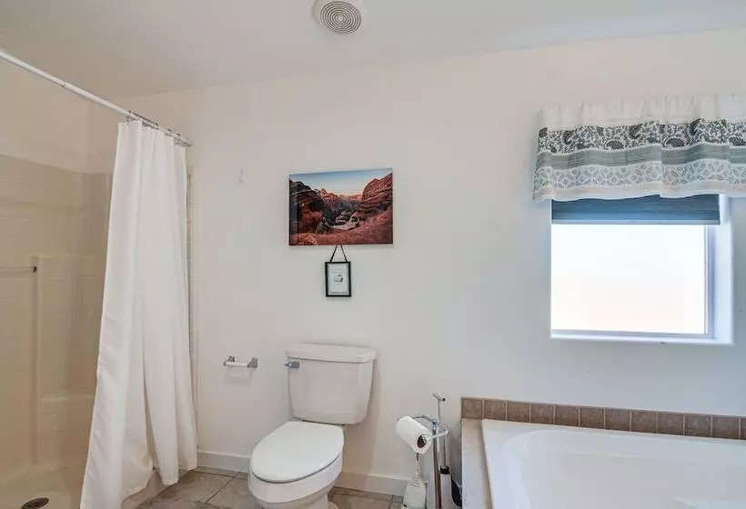 Big Water Home W/ Deck ~ 13 Mi To Lake Powell!