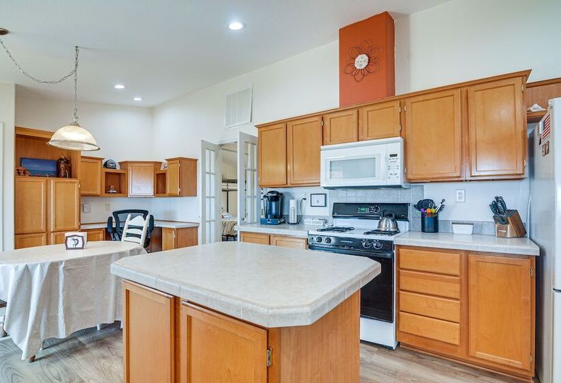 Big Water Home W/ Deck ~ 13 Mi To Lake Powell!