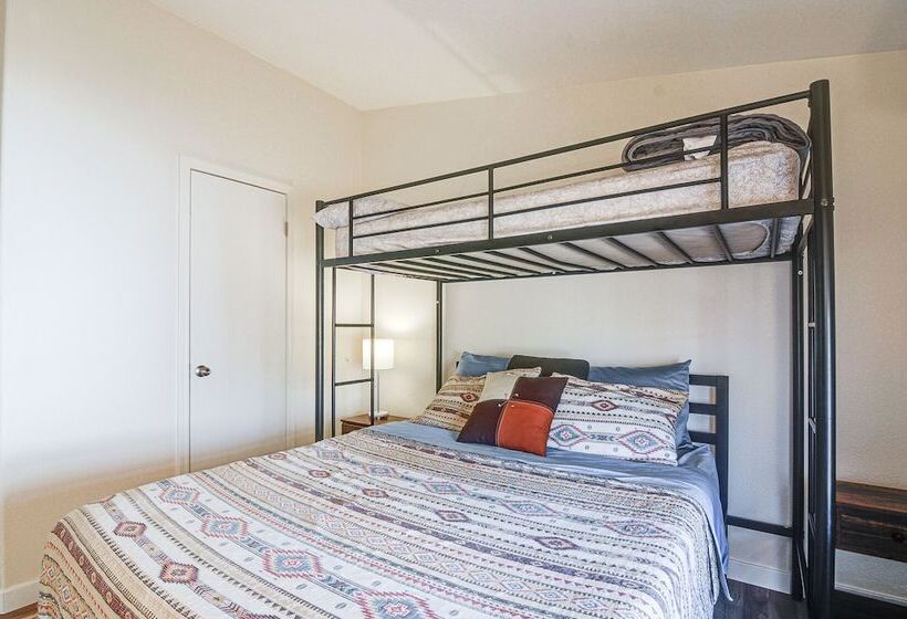 Big Water Home W/ Deck ~ 13 Mi To Lake Powell!