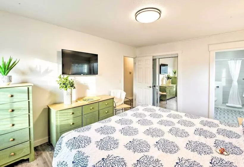 Bright Beaufort Home W/ Porch & Fire Pit!