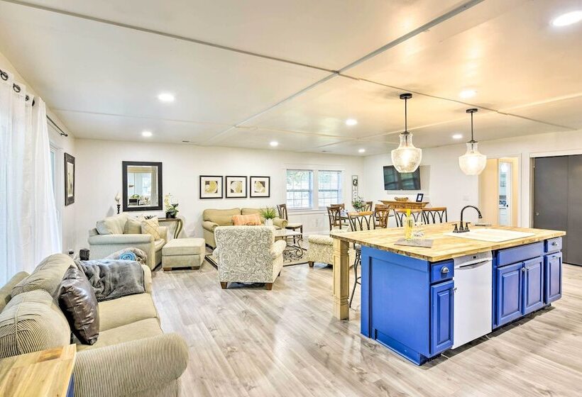 Bright Beaufort Home W/ Porch & Fire Pit!