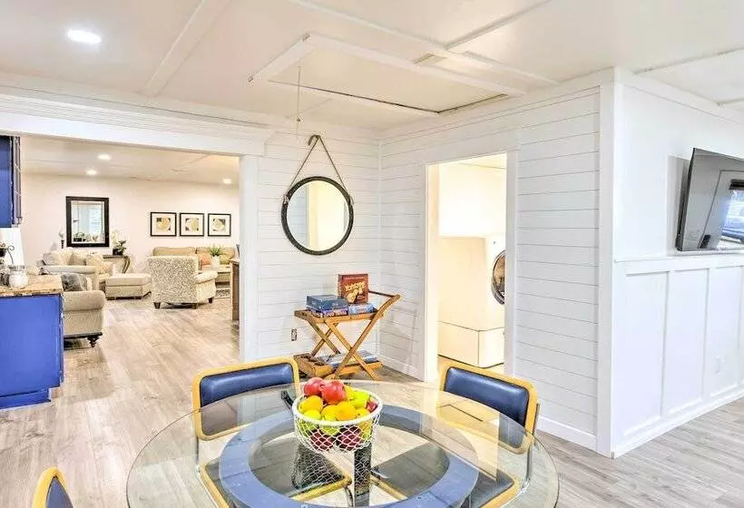 Bright Beaufort Home W/ Porch & Fire Pit!