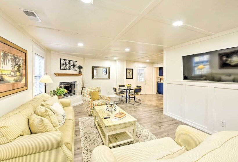 Bright Beaufort Home W/ Porch & Fire Pit!