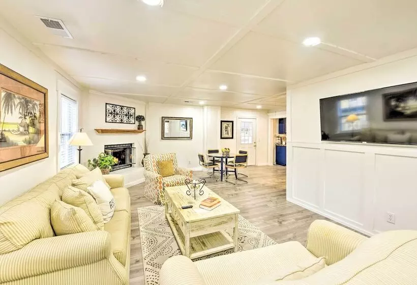 Bright Beaufort Home W/ Porch & Fire Pit!