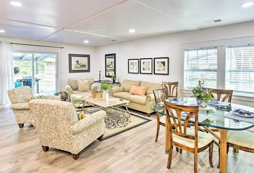 Bright Beaufort Home W/ Porch & Fire Pit!