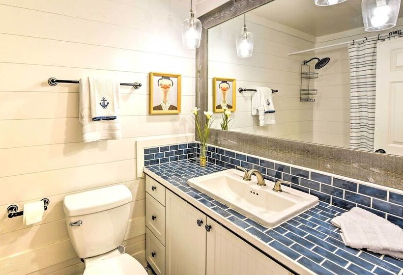 Bright Beaufort Home W/ Porch & Fire Pit!