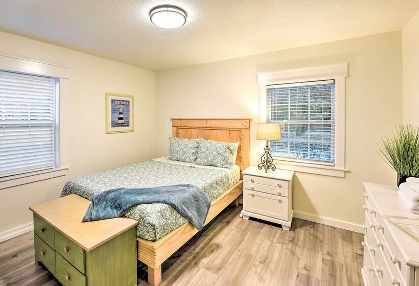 Bright Beaufort Home W/ Porch & Fire Pit!