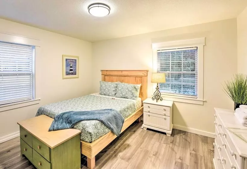 Bright Beaufort Home W/ Porch & Fire Pit!