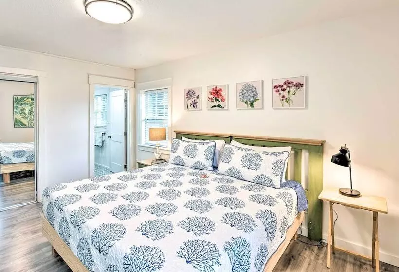 Bright Beaufort Home W/ Porch & Fire Pit!