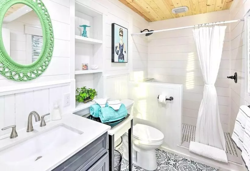 Bright Beaufort Home W/ Porch & Fire Pit!