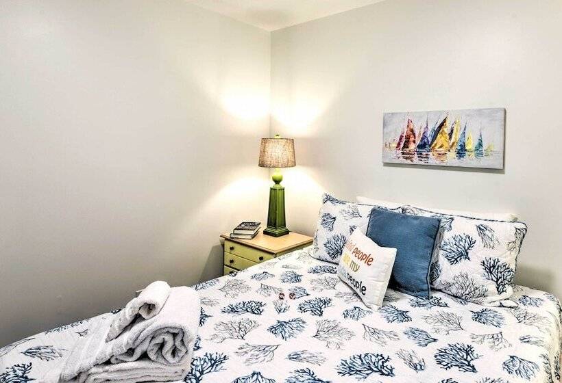 Bright Beaufort Home W/ Porch & Fire Pit!