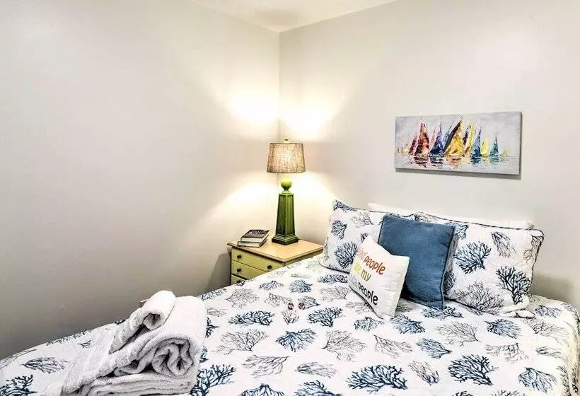 Bright Beaufort Home W/ Porch & Fire Pit!