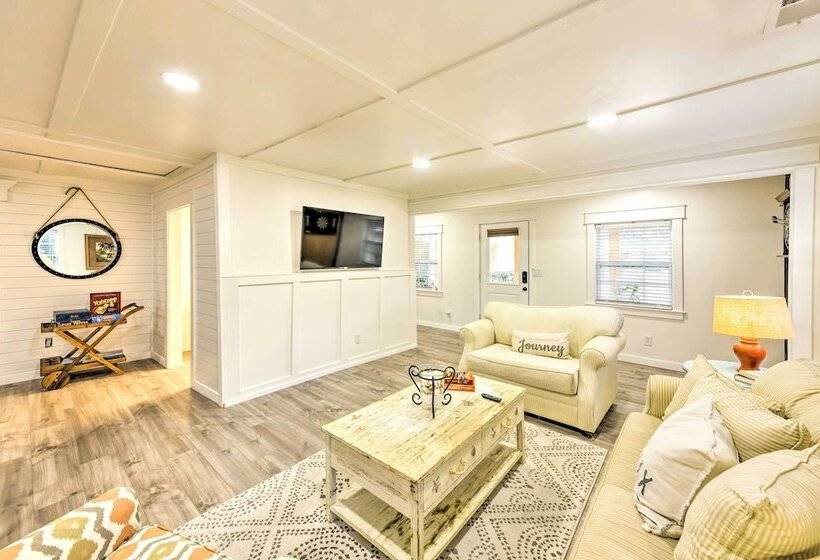 Bright Beaufort Home W/ Porch & Fire Pit!