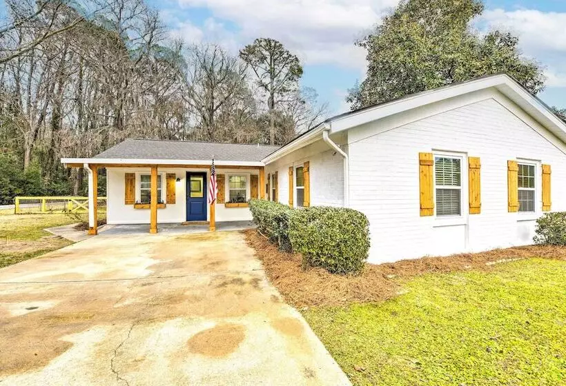 Bright Beaufort Home W/ Porch & Fire Pit!