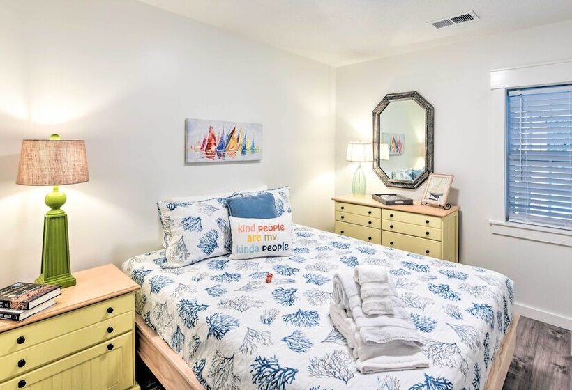 Bright Beaufort Home W/ Porch & Fire Pit!