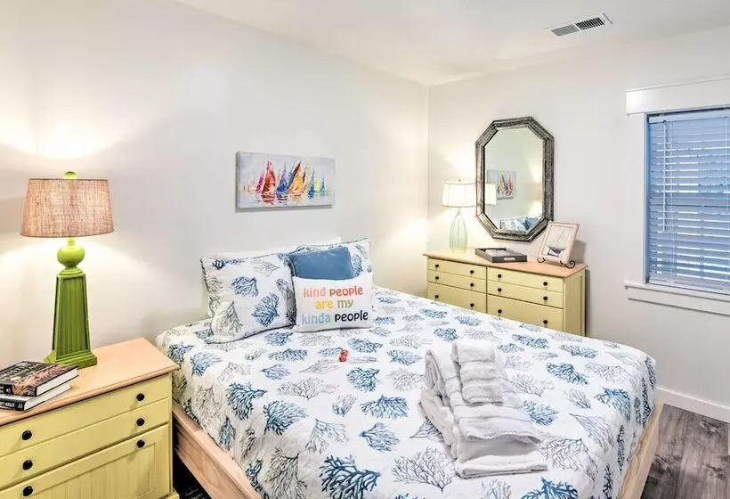 Bright Beaufort Home W/ Porch & Fire Pit!