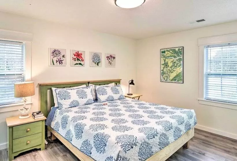 Bright Beaufort Home W/ Porch & Fire Pit!