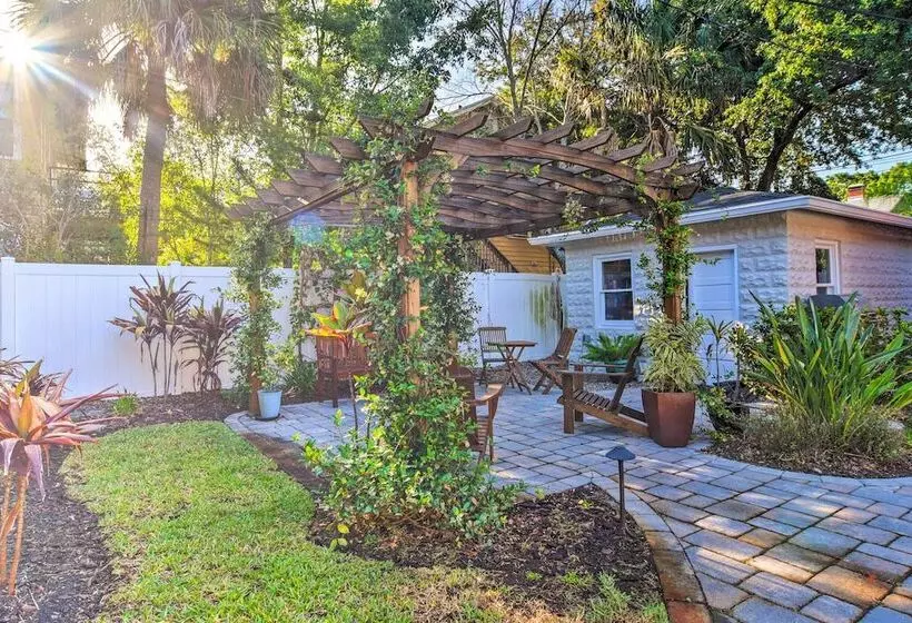 Bright St Petersburg Home W/ Pergola & Garden