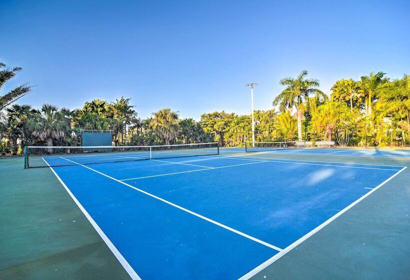 Bright St Petersburg Home W/ Pergola & Garden