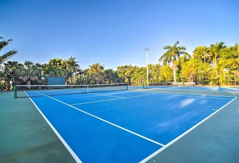 Bright St Petersburg Home W/ Pergola & Garden