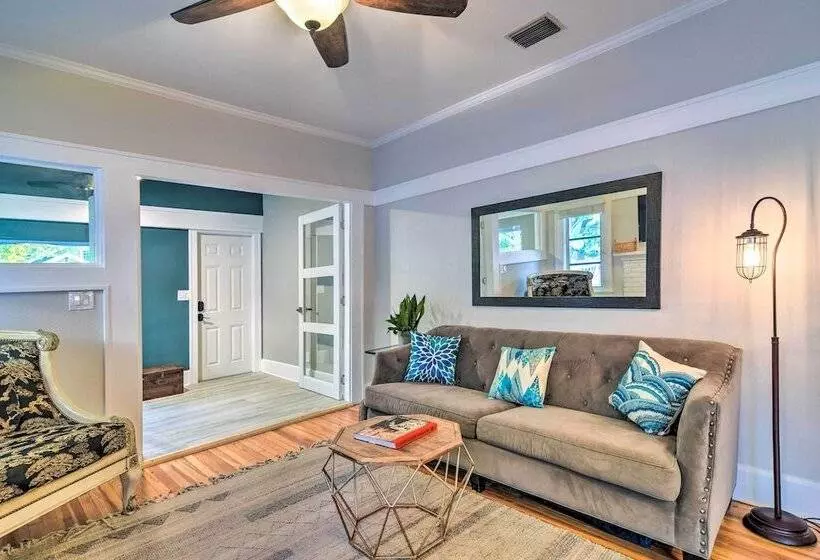 Bright St Petersburg Home W/ Pergola & Garden