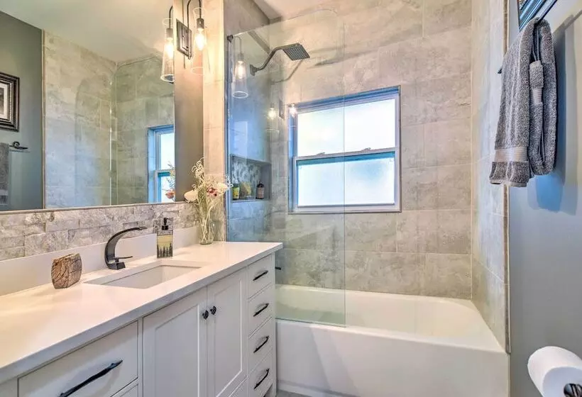 Bright St Petersburg Home W/ Pergola & Garden