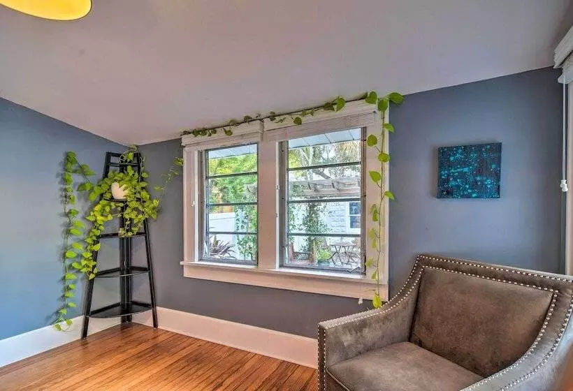 Bright St Petersburg Home W/ Pergola & Garden