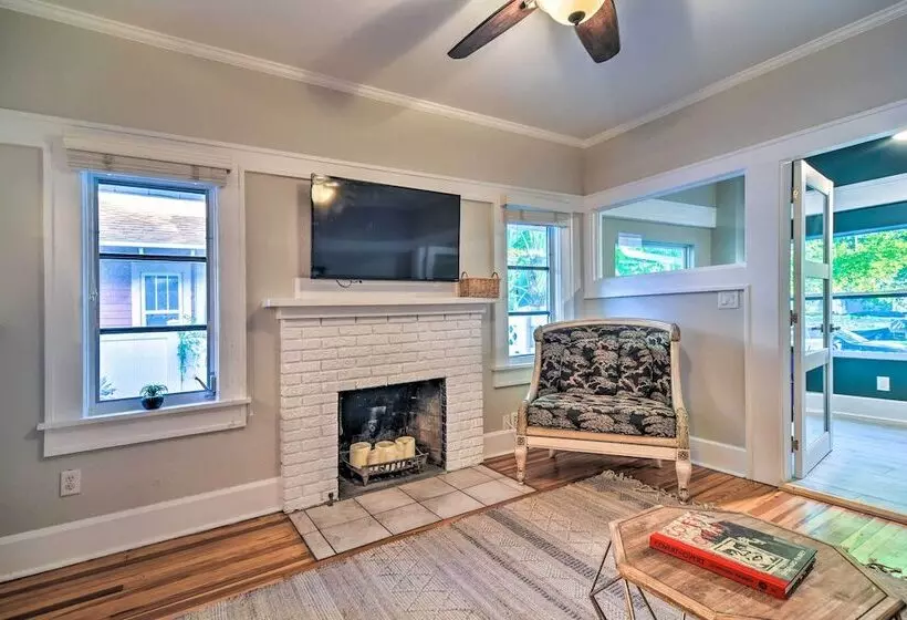 Bright St Petersburg Home W/ Pergola & Garden