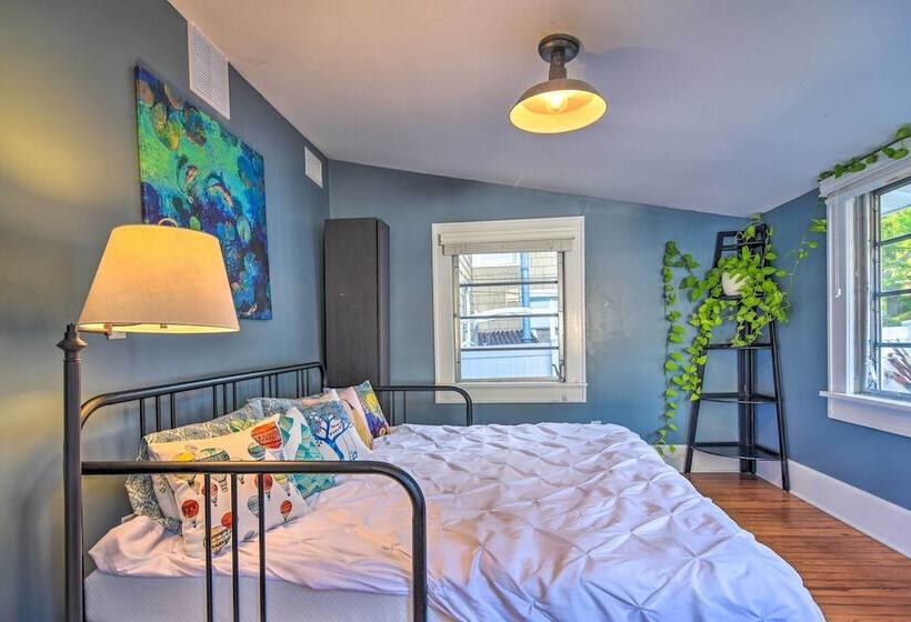 Bright St Petersburg Home W/ Pergola & Garden