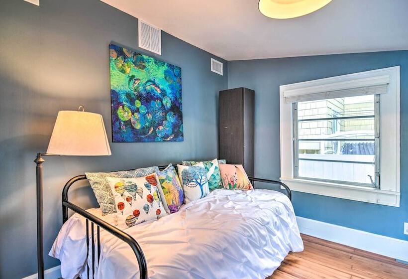 Bright St Petersburg Home W/ Pergola & Garden