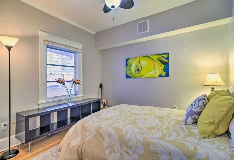 Bright St Petersburg Home W/ Pergola & Garden