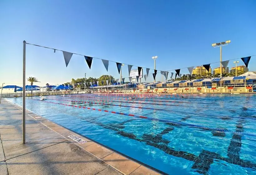Bright St Petersburg Home W/ Pergola & Garden