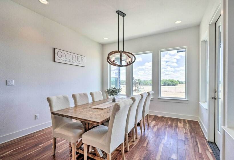 Central Texas Home W/ Rolling Pasture Views!