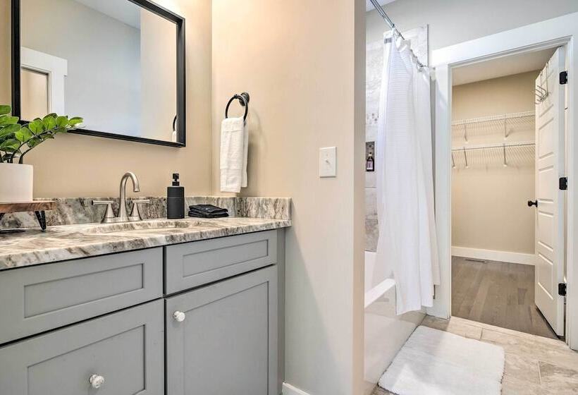 Charming Asheville House W/ Private Hot Tub!