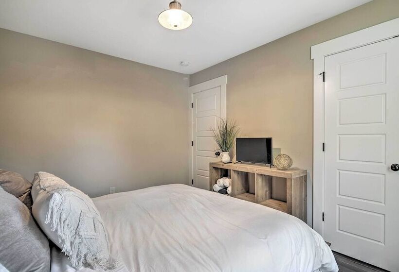 Charming Asheville House W/ Private Hot Tub!