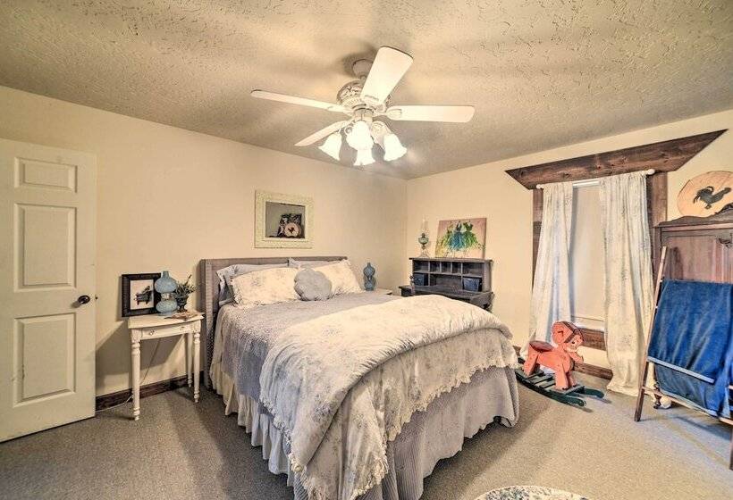 Charming Mckenzie Farmhouse W/ Fire Pit!