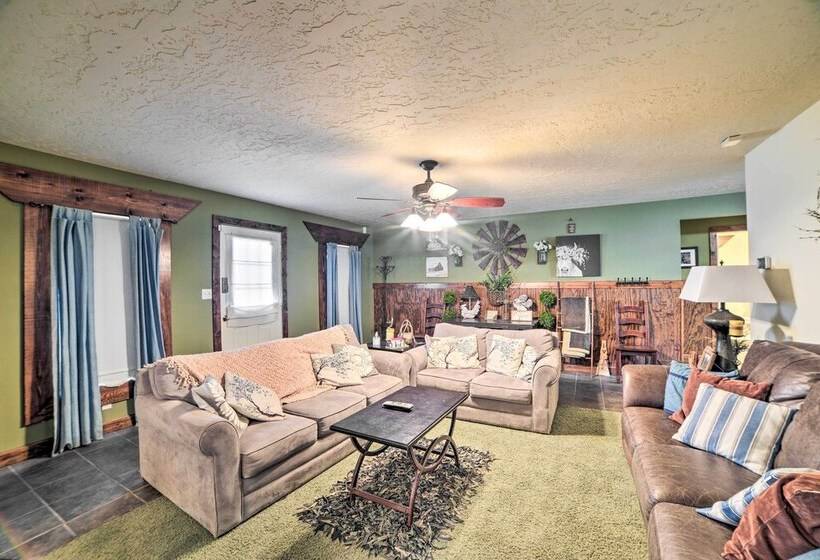 Charming Mckenzie Farmhouse W/ Fire Pit!