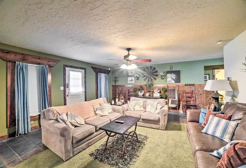 Charming Mckenzie Farmhouse W/ Fire Pit!
