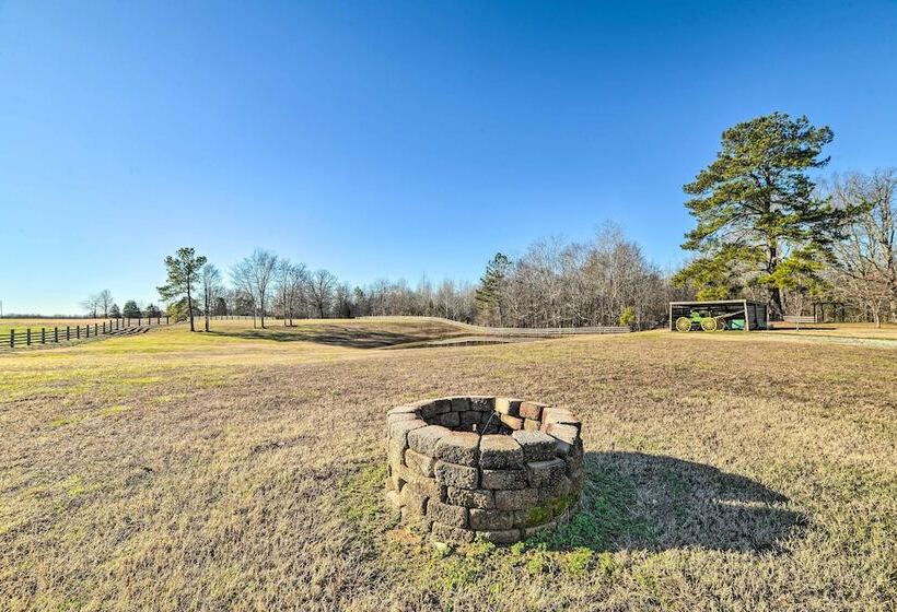 Charming Mckenzie Farmhouse W/ Fire Pit!