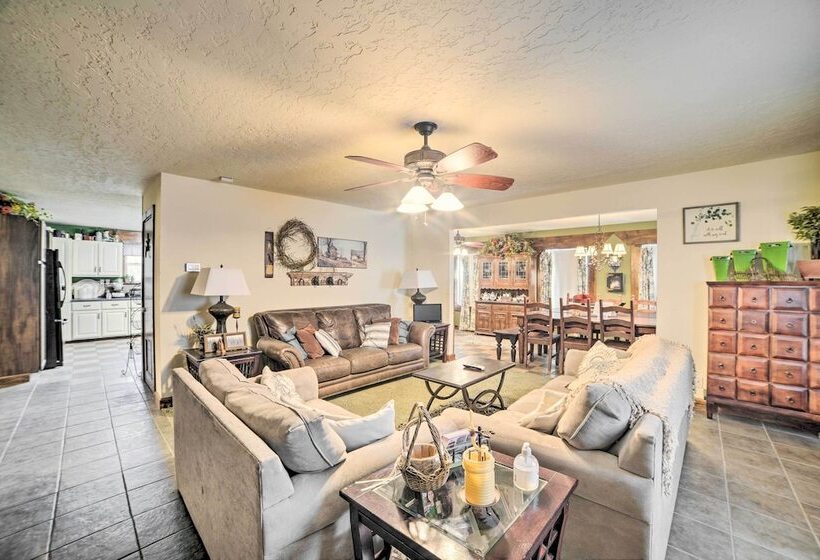 Charming Mckenzie Farmhouse W/ Fire Pit!