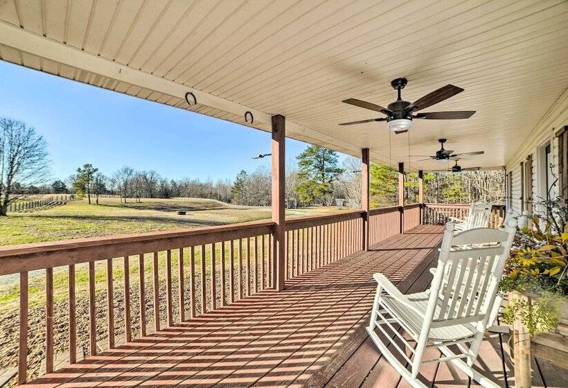 Charming Mckenzie Farmhouse W/ Fire Pit!