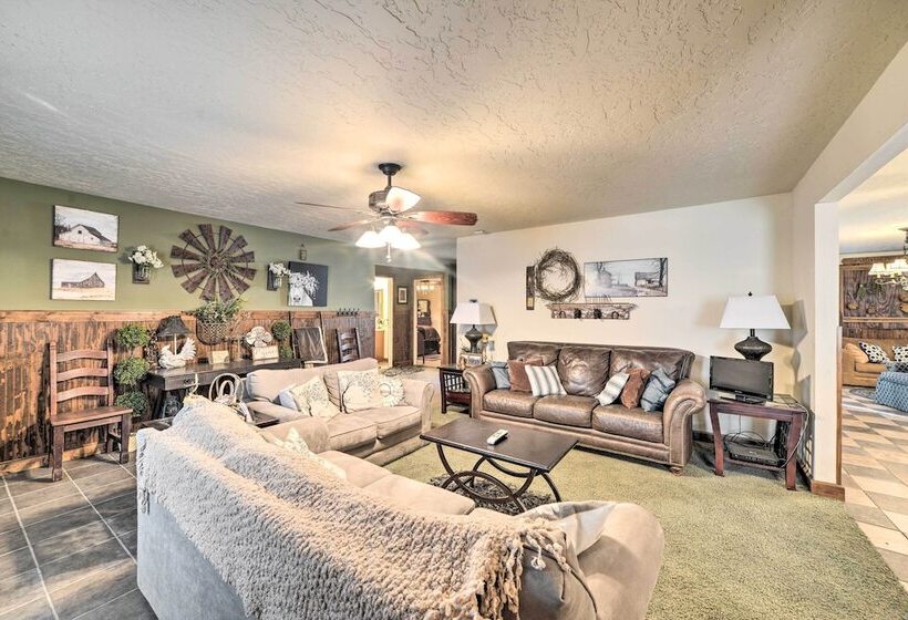 Charming Mckenzie Farmhouse W/ Fire Pit!