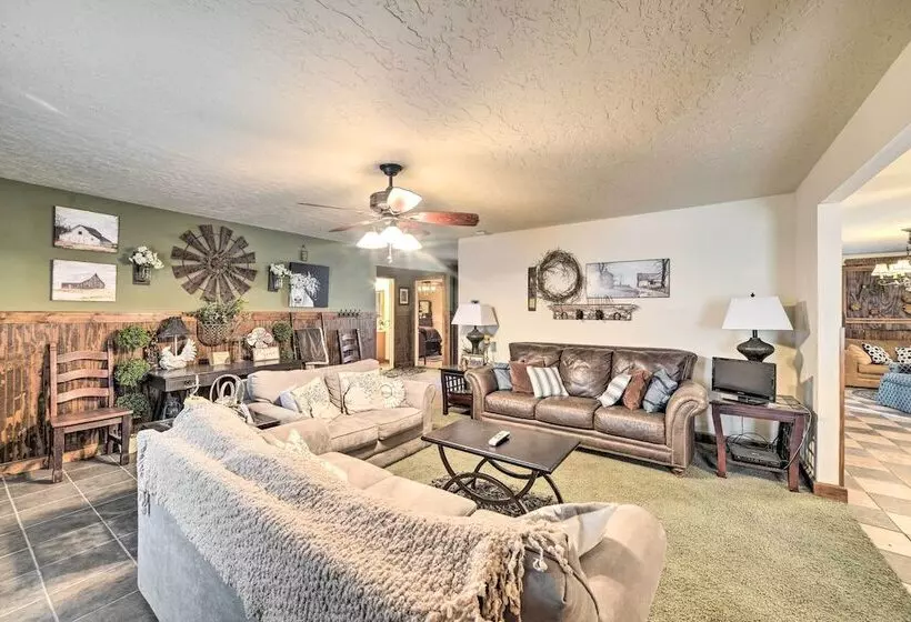 Charming Mckenzie Farmhouse W/ Fire Pit!