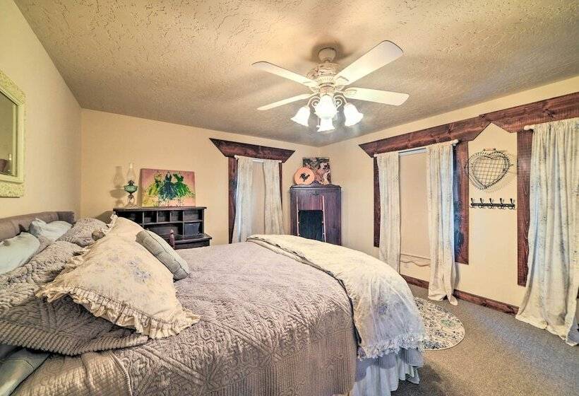 Charming Mckenzie Farmhouse W/ Fire Pit!