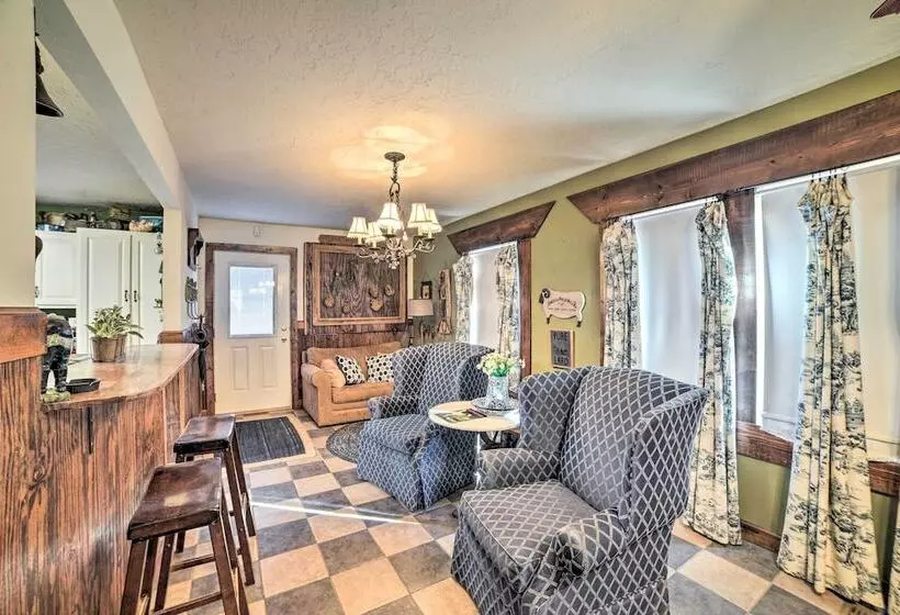 Charming Mckenzie Farmhouse W/ Fire Pit!